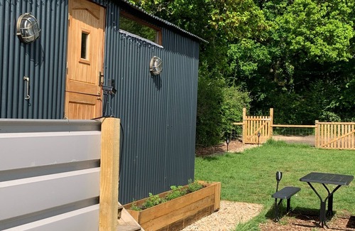 New Forest District Cabin | Shepherds Hut with Scandinavian Hot Tub and hydromassager