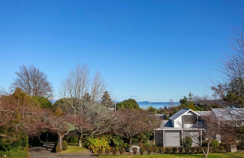 Waipahihi House | Shepherds Retreat - spacious comfort & serenity. Ideal for families or groups