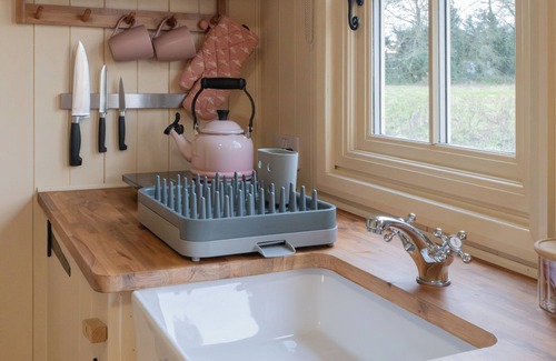 Brackley Cabin | ShepherdsHut-Cotswolds-PetFriendly-WoodBurner