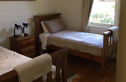 Bowral Cottage | Sherwood Cottage- 5 mins walk to town, yet lovely private position, pets welcome