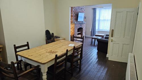 Boston House | Sherwood Terrace 3 Bedroom 1 Double Bed 4 Single Beds Entire Property Contractors Welcome