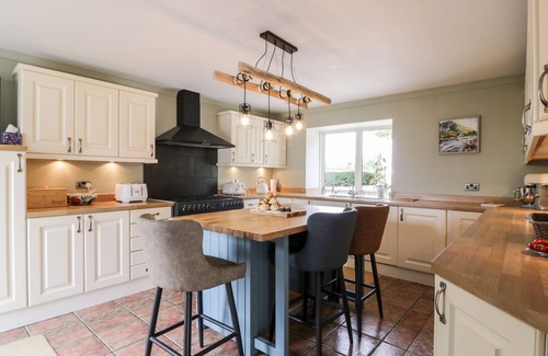 Falkirk Cottage | SHIELDHILL FARM HOUSE, pet friendly, with hot tub in Falkirk