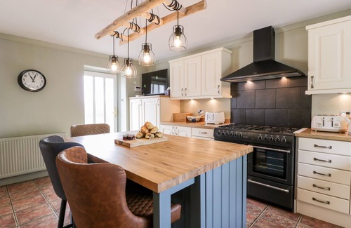 Falkirk Cottage | SHIELDHILL FARM HOUSE, pet friendly, with hot tub in Falkirk