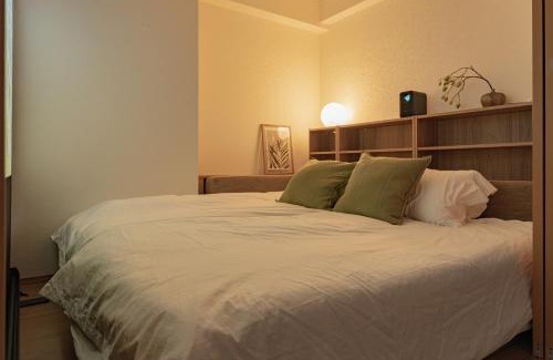 Chinatown Apartment | SHIKA HOME 横浜中華街-高級ファミリー向けワイドキングベットホームシアター駅徒歩4分 長期滞在者向け定期清掃サービス Luxury Family Room with Home Theater 2m Large Bed 4min to Station