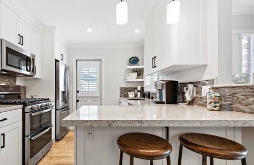 Balboa Island House | Shiny gem on Onyx Ave.