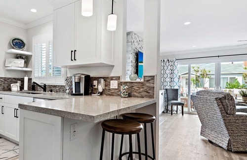 Balboa Island House | Shiny gem on Onyx Ave.