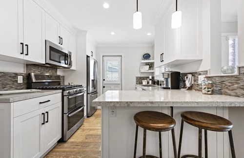 Balboa Island House | Shiny gem on Onyx Ave.