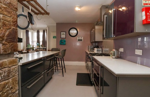 Old Colwyn Cottage | SHIP INN, pet friendly, character holiday cottage in Old Colwyn