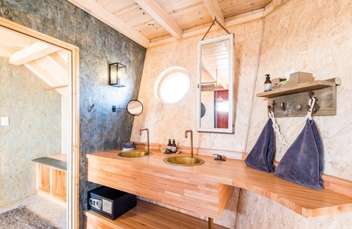 Mowe Bay Hotel | Shipwreck Lodge