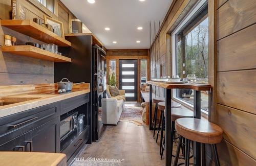 Columbus House | Shipyard 2.0 | HOT TUB, Waterfall, Fire Pit + Hammock!