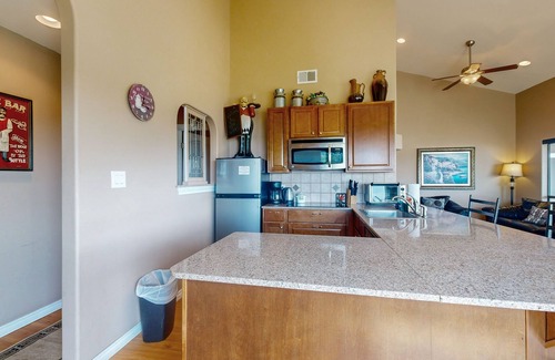 Lago Vista House | Shiraz Haus: Lakefront villa on vineyard, 45 mins from Downtown Austin