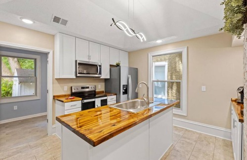 Frankfort House | Shire-Southern-Comfort quiet 3-bedroom house w/WiFi and AC in heart of downtown