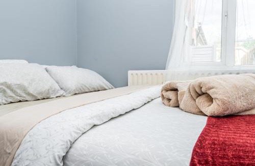 Southampton House | Shirley house 2, Self Catering Guest House, Self Check in, Smart locks, 10 min Walk to Southampton General, Aspire and Princess Anne Hospitals, Access to Fully Equipped Kitchen, Excellent Transport Links, Ideal for Longer Stays and Hospital Shifts