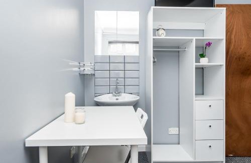 Southampton House | Shirley house 2, Self Catering Guest House, Self Check in, Smart locks, 10 min Walk to Southampton General, Aspire and Princess Anne Hospitals, Access to Fully Equipped Kitchen, Excellent Transport Links, Ideal for Longer Stays and Hospital Shifts