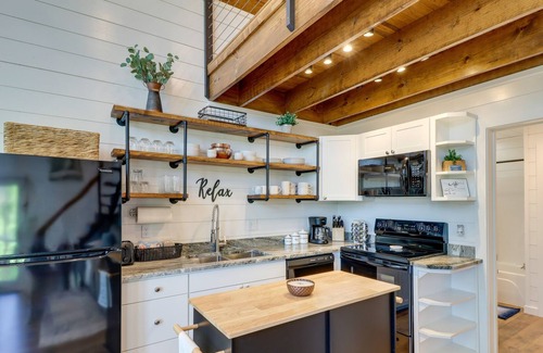 Newnata Cabin | Shirley Treehouse-Style Cabin w/ Lake Access!