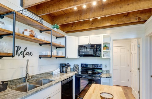 Newnata Cabin | Shirley Treehouse-Style Cabin w/ Lake Access!
