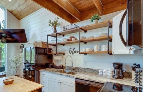 Newnata Cabin | Shirley Treehouse-Style Cabin w/ Lake Access!