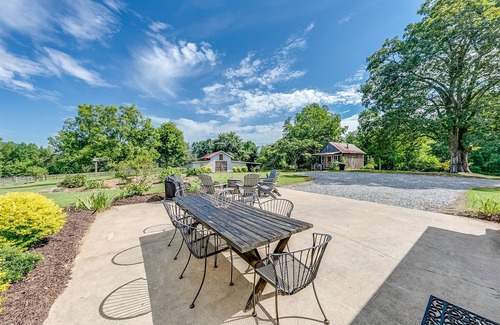 Cleveland House | Shoal Creek Acres – Peaceful Country Escape Near Helen with Firepit, Games &