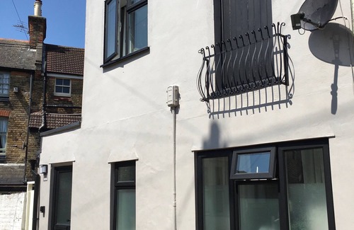 Ramsgate Cottage | Shoemakers Cottage, Ramsgate, near beach and town
