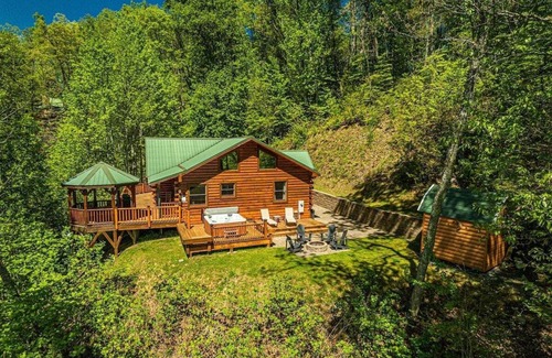 Qualla Cabin | Shooting Star Ridge: A cozy 2-bedroom cabin in Whittier, NC