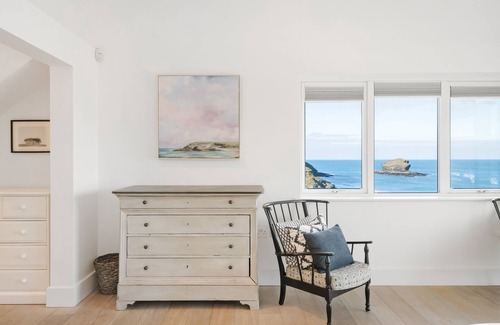 Portreath Apartment | Shore Edge sits on one of the most enviable locations in the quaint village of Portreath, overlookin
