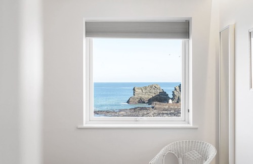 Portreath Apartment | Shore Edge sits on one of the most enviable locations in the quaint village of Portreath, overlookin