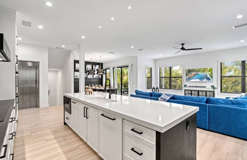 Sarasota House | Shore is Something | 5000sqft, Walk to Lido Beach, Bike to St Armand Circle