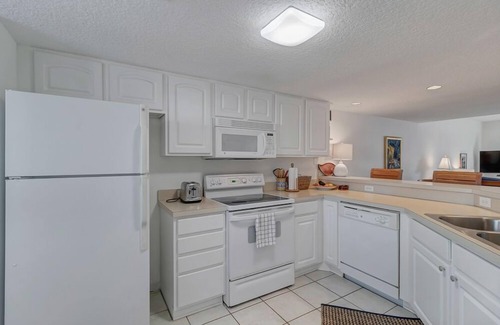 Jacksonville Beach Condo | Shore Line Views condo w/boardwalk & balcony