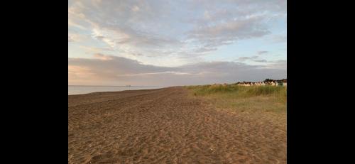 Sandilands House | Shore Lodge. 4 bed bungalow only mtrs from the beach. Sleeps 8
