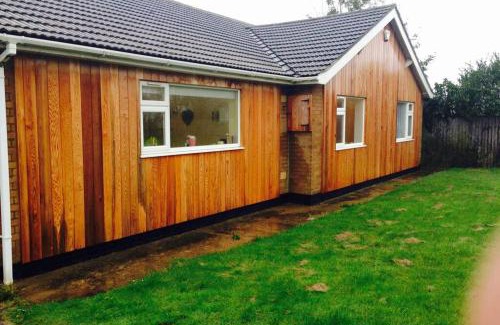 Sandilands House | Shore Lodge. 4 bed bungalow only mtrs from the beach. Sleeps 8