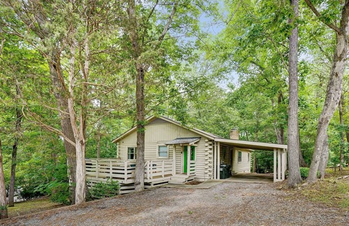 Bowling Green House | Shore To Please Cabin - Lk Wylie - 22 Mins. from Carowinds - Private Dock - BBQ - Fire pit - Pets Ok