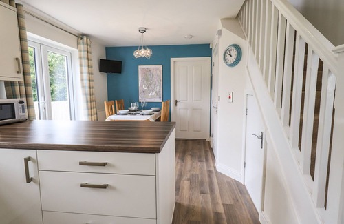 Grange-over-Sands Cottage | SHORE VIEW, country holiday cottage in Grange-Over-Sands