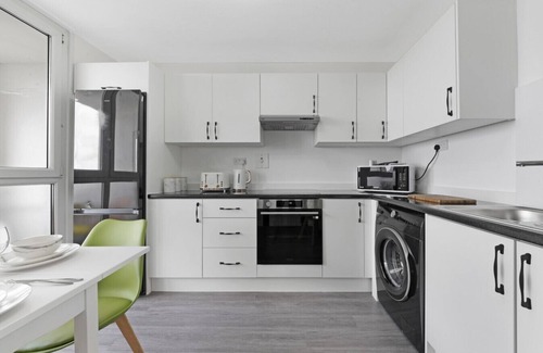 St Luke's Apartment | Shoreditch Central 2BR | Sleeps 6 | Balcony views