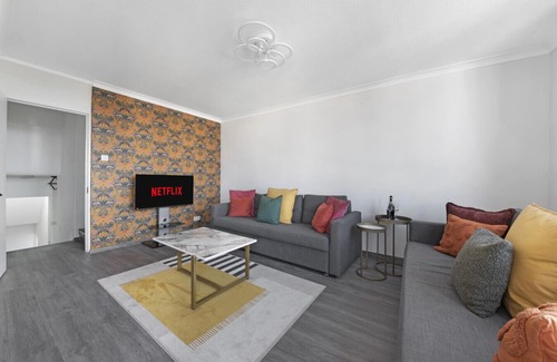 St Luke's Apartment | Shoreditch Central 2BR | Sleeps 6 | Balcony views