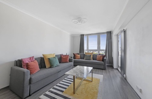 St Luke's Apartment | Shoreditch Central 2BR | Sleeps 6 | Balcony views