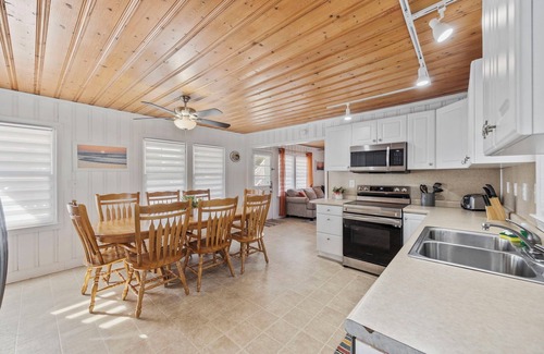 Atlantic Beach House | Short 1/4 mile walk to beach access in beautiful North Myrtle Beach!