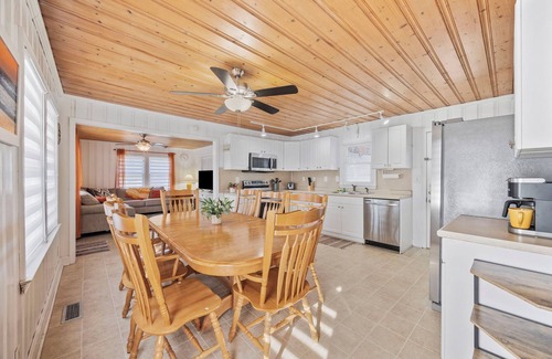 Atlantic Beach House | Short 1/4 mile walk to beach access in beautiful North Myrtle Beach!