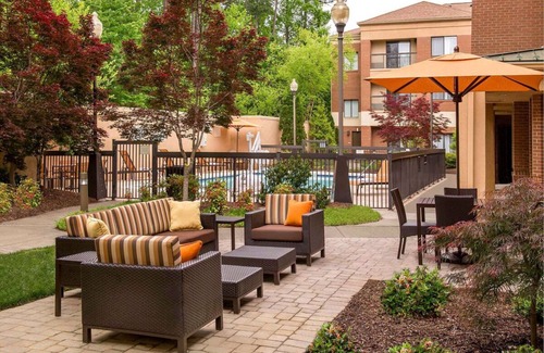 Durham House | Short Distance From The Well Known Sites! 4 Pleasant Units, Free Parking, Pool