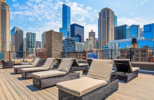 Downtown Chicago Hotel | Short Drive to Millennium Park & Willis Tower with Rooftop Lounge