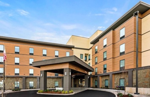 Tigard Hotel | Short Drive to Oregon Zoo! Indoor Pool, Free Hot Breakfast!