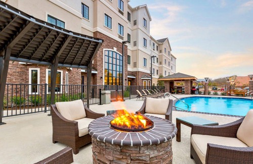 College Station Condo | Short Drive to Texas A&M | Outdoor Pool + Business Center