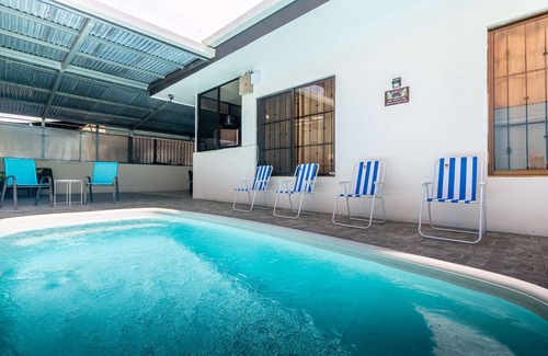 Parrita House | Short drives to two amazing beaches-Palo Seco+Playa Bandera, walk to shopping