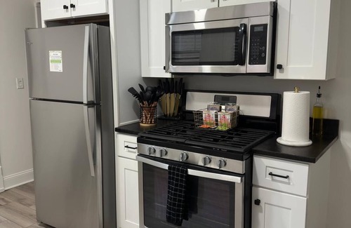 Victorian Village House | Short North - Convention- King Bed - Parking Free