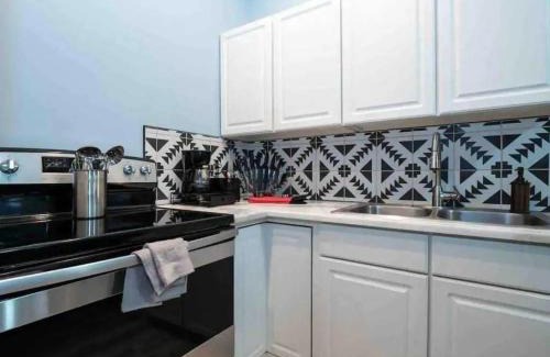 Victorian Village House | Short North - Convention - Queen Bed -Free Parking