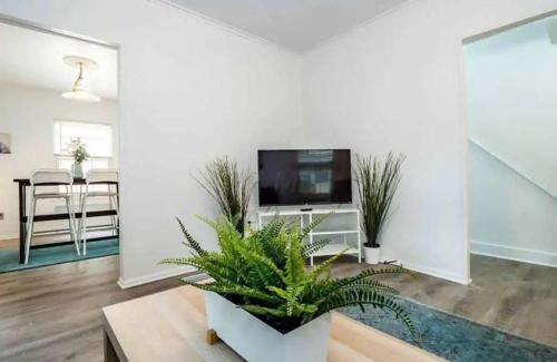 Victorian Village House | Short North - Convention - Queen Bed -Free Parking