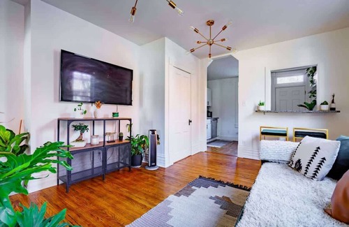 Victorian Village House | Short North - Convention - King Bed - Parking Free
