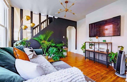 Victorian Village House | Short North - Convention - King Bed - Parking Free