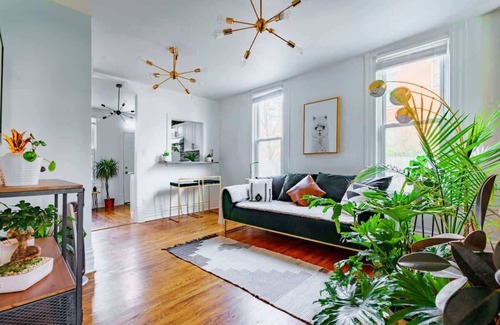 Victorian Village House | Short North - Convention - King Bed - Parking Free