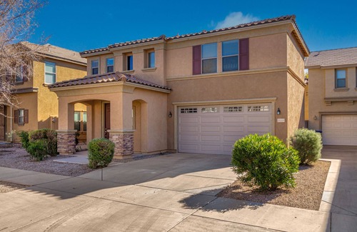 Queen Creek House | Short or Longer Stays! Spacious Chic Downtown Retreat w/Community Pool