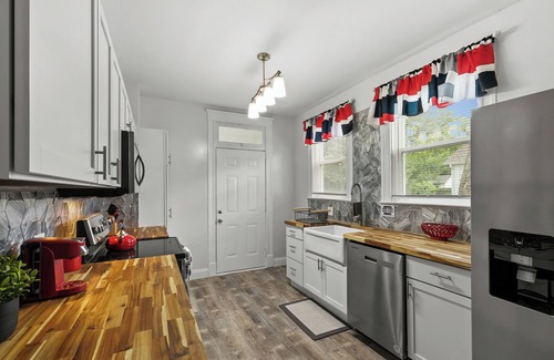 St. Louis House | Short Stay Chateau near Airport, Hospitals, & HWYs